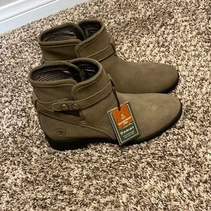 ARIAT
Women’s Charlie Waterproof Boot Size 8.5 Color Fawn